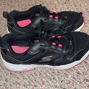 Women’s sketchers go run pink and black size 6.5